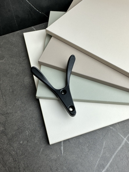 Крючок 040 - 2-х рожковый, черный матовый