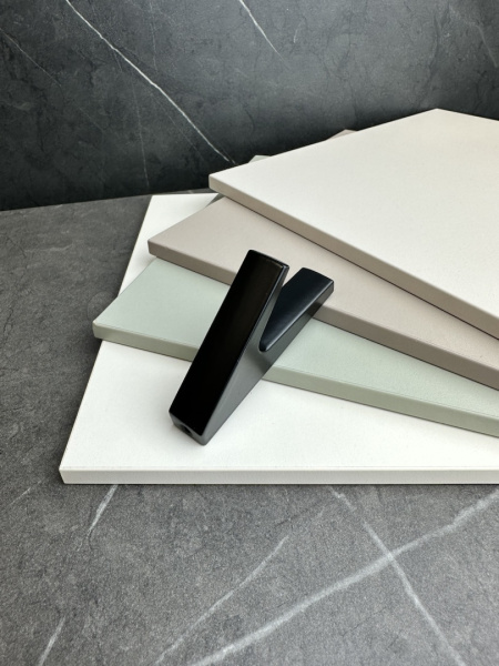 Крючок 026 - однорожковый, черный матовый